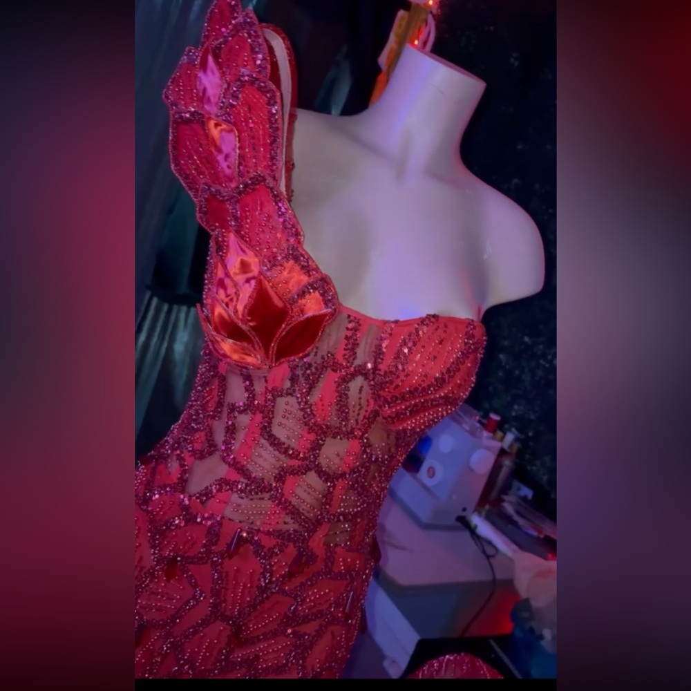 Elegant Red One-Shoulder prom Dress